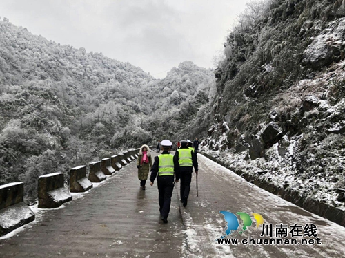 雨雪来袭 宜宾筠连交警为群众撑起“安全保护伞”(图2) 雨雪来袭 宜宾筠连交警为群众撑起“安全保护伞”(图2)