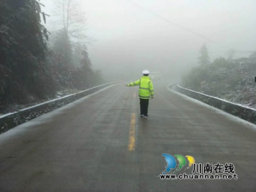 雨雪来袭&nbsp;宜宾筠连交警为群众撑起“安全保护伞”