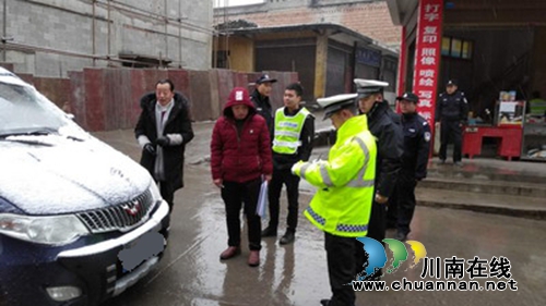 雨雪来袭 宜宾筠连交警为群众撑起“安全保护伞”(图4) 雨雪来袭 宜宾筠连交警为群众撑起“安全保护伞”(图4)