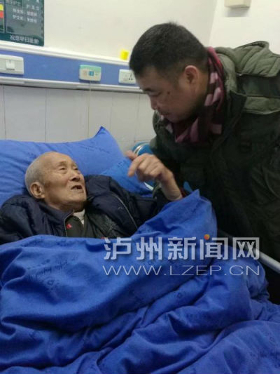 抗战老兵夫妇住院&nbsp;泸州志愿者帮扶助其享晚年(图1)