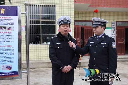 宜宾县公安交警深入村组开展网络“直播”活动(图2) 宜宾县公安交警深入村组开展网络“直播”活动(图2)