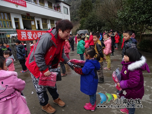 “爱心衣橱”到叙永枧槽苗族乡开展暖冬行动(图1) “爱心衣橱”到叙永枧槽苗族乡开展暖冬行动(图1)