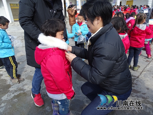 “爱心衣橱”到叙永枧槽苗族乡开展暖冬行动(图2) “爱心衣橱”到叙永枧槽苗族乡开展暖冬行动(图2)
