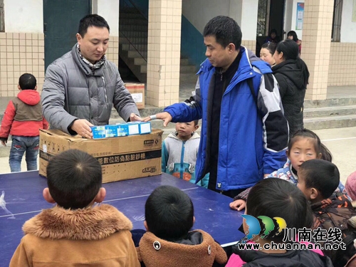 古蔺县大寨苗家农业科技公司古蔺来龙村小学献爱心(图2) 古蔺县大寨苗家农业科技公司古蔺来龙村小学献爱心(图2)