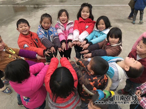 古蔺县大寨苗家农业科技公司古蔺来龙村小学献爱心(图1) 古蔺县大寨苗家农业科技公司古蔺来龙村小学献爱心(图1)
