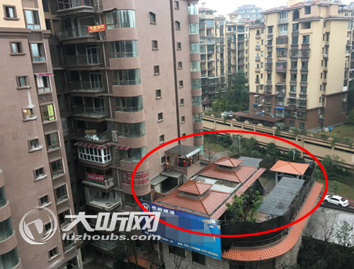 楼顶盖“别墅”搭花园 泸州一小区违建被叫停(图1) 楼顶盖“别墅”搭花园 泸州一小区违建被叫停(图1)