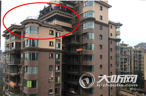 楼顶盖“别墅”搭花园 泸州一小区违建被叫停(图2) 楼顶盖“别墅”搭花园 泸州一小区违建被叫停(图2)