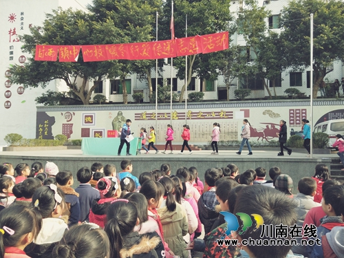合江县甘雨镇中心校举行“暖冬行•爱传递”义捐活动(图2) 合江县甘雨镇中心校举行“暖冬行•爱传递”义捐活动(图2)