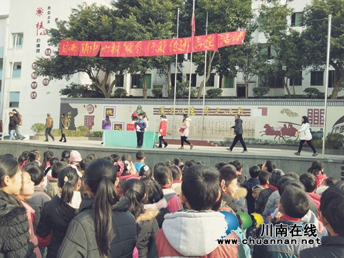 合江县甘雨镇中心校举行“暖冬行•爱传递”义捐活动