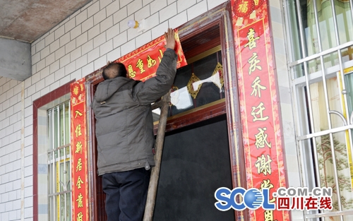 宜宾昔日在“猪圈上做作业”的姐弟乔迁新居(图1)