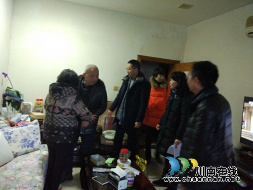 江阳区北城街道报恩塔社区岁末年初慰问困难党员(图1)