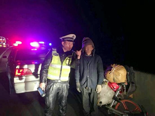 男子上高速飙共享单车&nbsp;欲回自贡却搞反方向