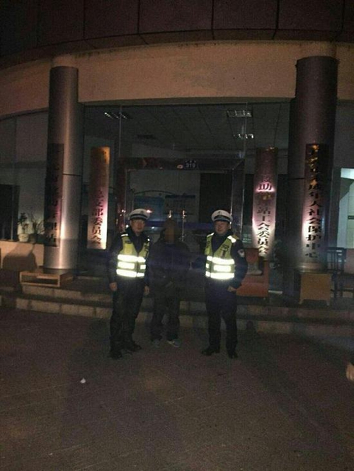 男子上高速飙共享单车&nbsp;欲回自贡却搞反方向(图2)