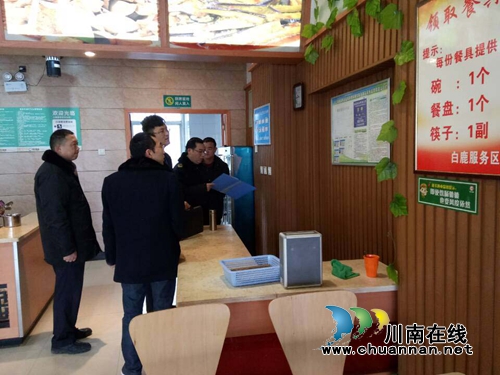 合江县食药监局开展高速公路服务区食品安全专项检查(图1)
