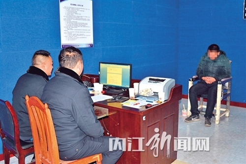 内江警方端掉一赌博窝点 当场挡获涉赌者23人(图2) 内江警方端掉一赌博窝点 当场挡获涉赌者23人(图2)