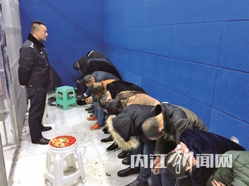 内江警方端掉一赌博窝点 当场挡获涉赌者23人(图3) 内江警方端掉一赌博窝点 当场挡获涉赌者23人(图3)
