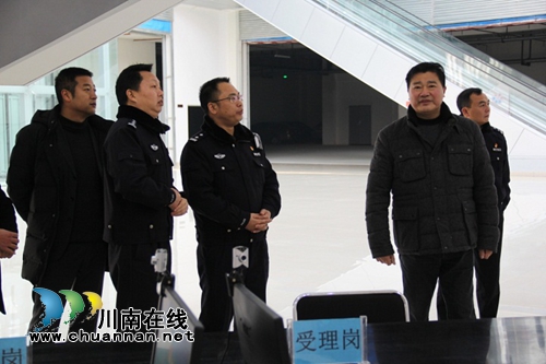 宜宾市交警支队领导率队检查验收红宜宾县鼎仁机动车登记服务站(图1)