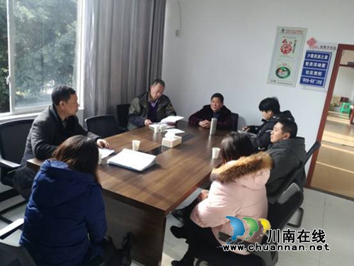 红星街道龙桥子社区召开“全国为侨公共服务示范单位”座谈会