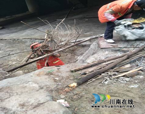 红星街道开展“一江一河”两岸环境卫生治理行动