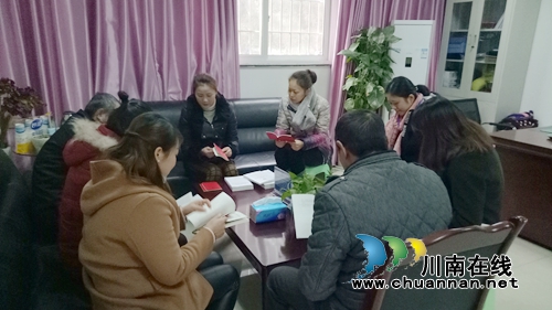 大山坪街道三道桥社区：送党章送报告&nbsp;争做廉洁党员(图1)