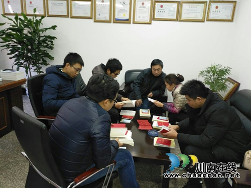 大山坪街道三道桥社区：送党章送报告&nbsp;争做廉洁党员(图2)