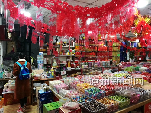 挂灯笼贴对联买年货&nbsp;泸州市场弥漫浓浓年味