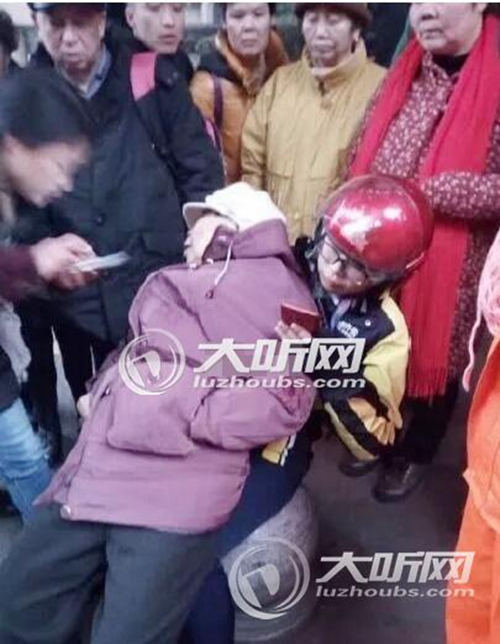 泸州“外卖姐”&nbsp;老人摔倒她用身体当椅子