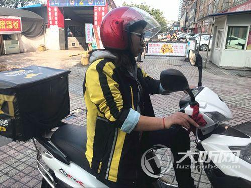 泸州“外卖姐”&nbsp;老人摔倒她用身体当椅子(图3)