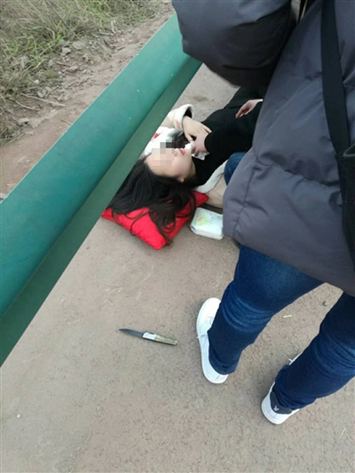 宜宾:路遇女孩被刺公交急停 司机乘客擒凶(图1) 宜宾:路遇女孩被刺公交急停 司机乘客擒凶(图1)