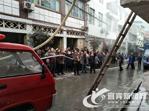 宜宾:老人屋内熏腊肉引发火灾 警民合力扑救(图1) 宜宾:老人屋内熏腊肉引发火灾 警民合力扑救(图1)