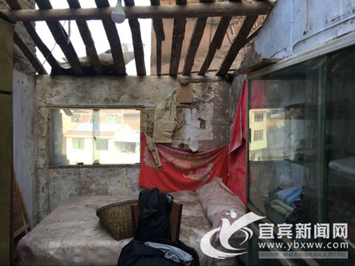 宜宾：老人屋内熏腊肉引发火灾&nbsp;警民合力扑救