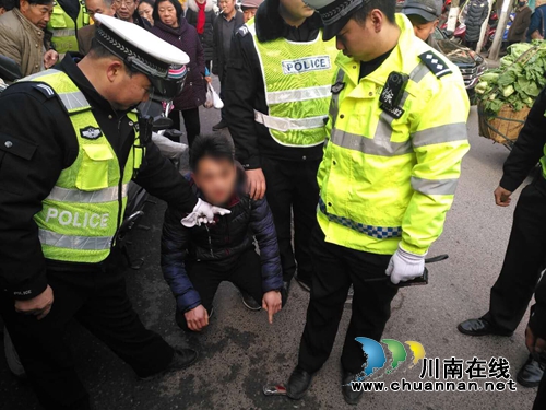 叙永交警大队查获一起非法携带管制刀具的违法行为