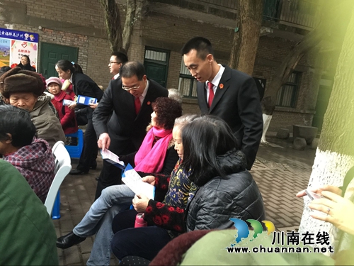 江阳区华阳街道走进小区宣讲防诈骗知识(图1)