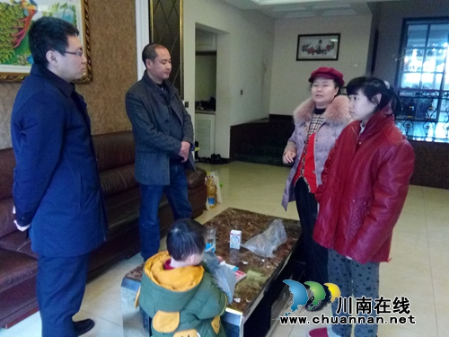 大山坪三道桥社区：党员亮微光&nbsp;新年送温暖(图2)