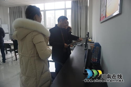 张坝街道彭湾社区接受市级文明社区创建检查(图1)