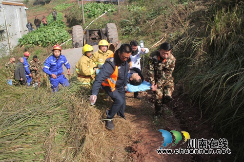 泸县玄滩：压路车侧翻困住驾驶员&nbsp;40分钟救出(图1)