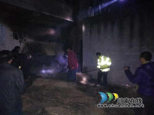 泸县云锦：民警夜巡发现火灾&nbsp;警民合力扑救