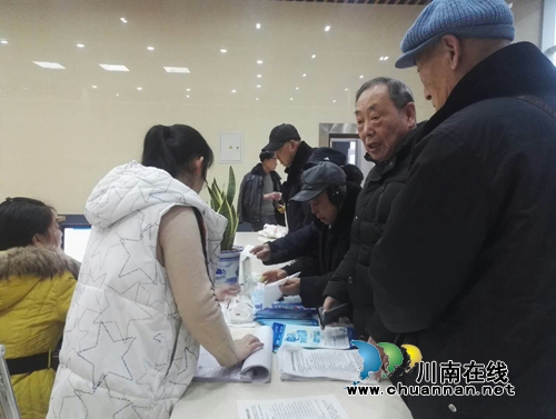 江阳区张坝街道沙坪社区积极开展城镇居民养老金资格认证工作