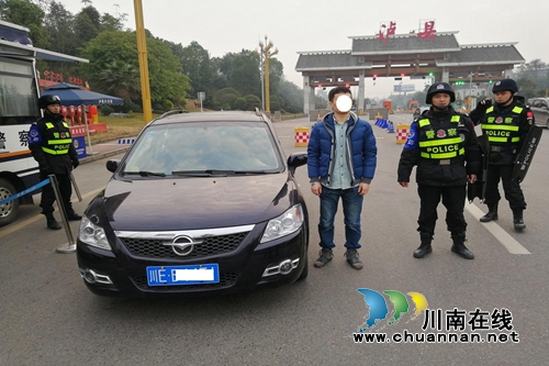 泸县巡警查获一名使用伪造的驾驶证人员
