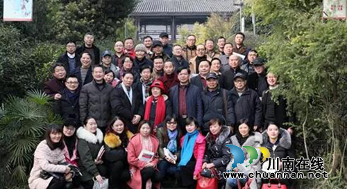 《名家看江阳》赠书仪式暨江阳作协团拜会举行(图1) 《名家看江阳》赠书仪式暨江阳作协团拜会举行(图1)