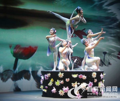 宜宾杂技《花语嫣然》赴京参加央视节目录制(图1) 宜宾杂技《花语嫣然》赴京参加央视节目录制(图1)