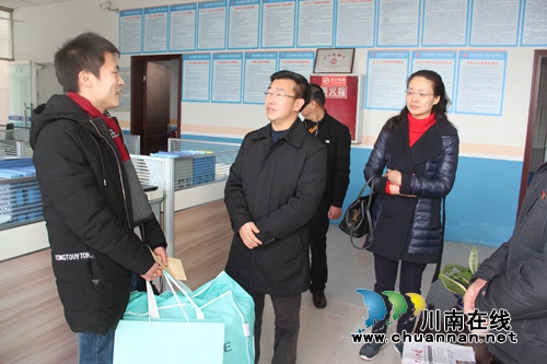 刘文华到宜宾南溪区慰问市人大代表(图2) 刘文华到宜宾南溪区慰问市人大代表(图2)