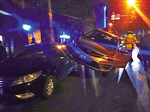 内江城区两车相撞 SUV“爬”上轿车躲过一劫(图1) 内江城区两车相撞 SUV“爬”上轿车躲过一劫(图1)