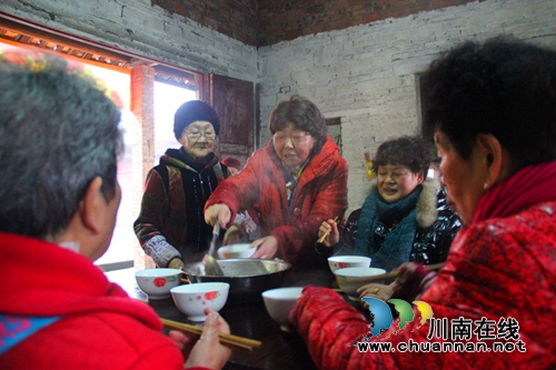 纳溪区棉花坡镇：喝腊八粥盼望过新年