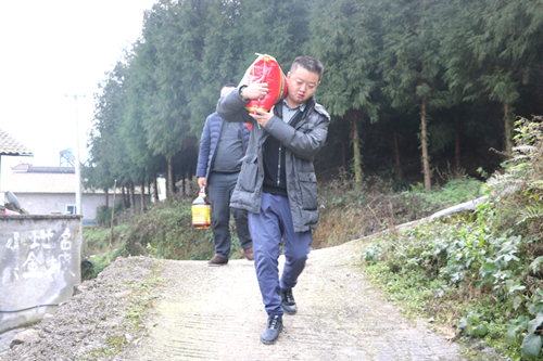 80后“第一书记”胡凌鸣：青春在田野上闪光(图3)