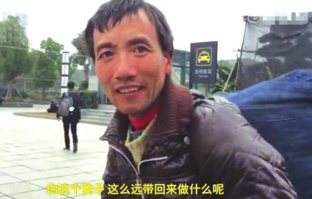 宜宾：扛凳爸爸&nbsp;这板凳给儿子写作业用成网红