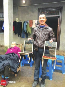 宜宾：扛凳爸爸&nbsp;这板凳给儿子写作业用成网红(图2)