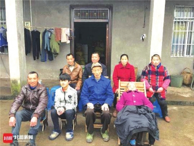宜宾：扛凳爸爸&nbsp;这板凳给儿子写作业用成网红(图3)