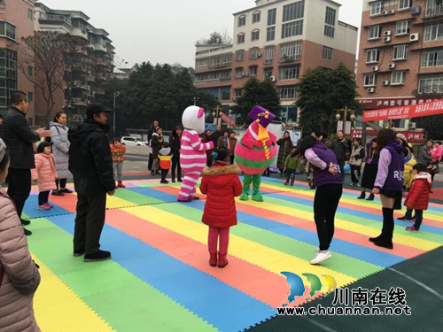龙马潭红星街道天立社区开展亲子趣味运动会