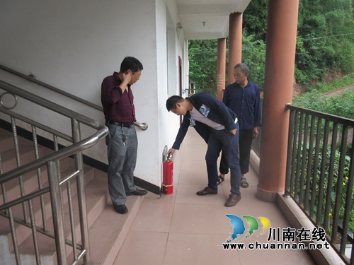 食品安全宣传走进合江县真龙镇敬老院(图1)